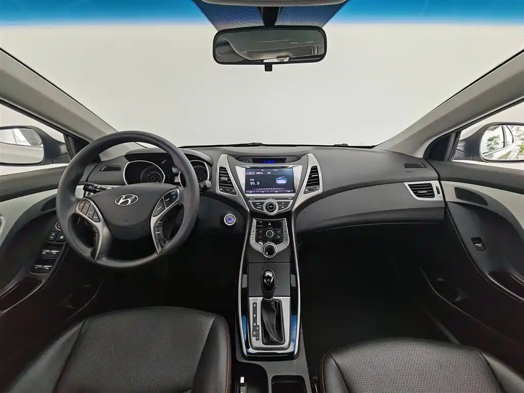 Hyundai Elantra 2016 1.6L AT Luxury