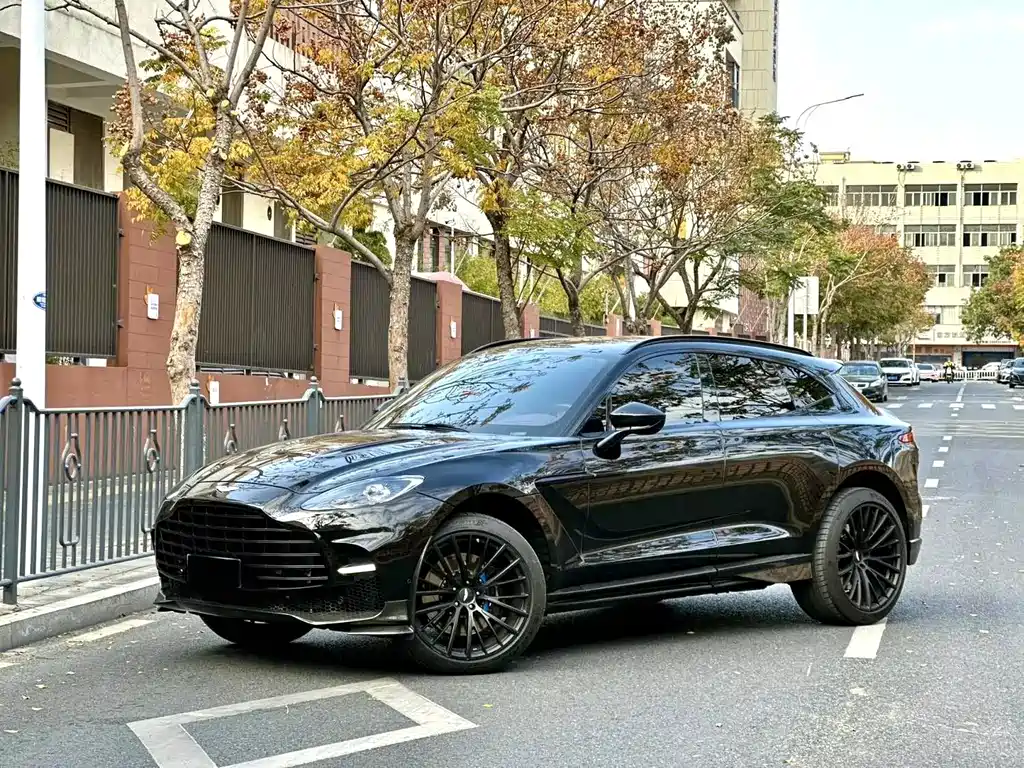 Купить Aston Martin DBX