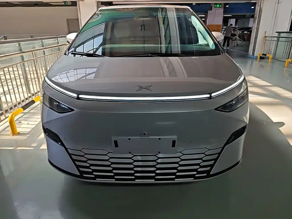 XPeng X9 — миниатюра 3