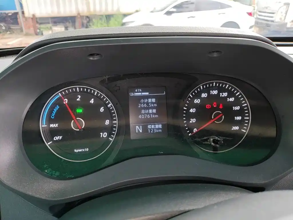 Wuling Yangguang — миниатюра 12