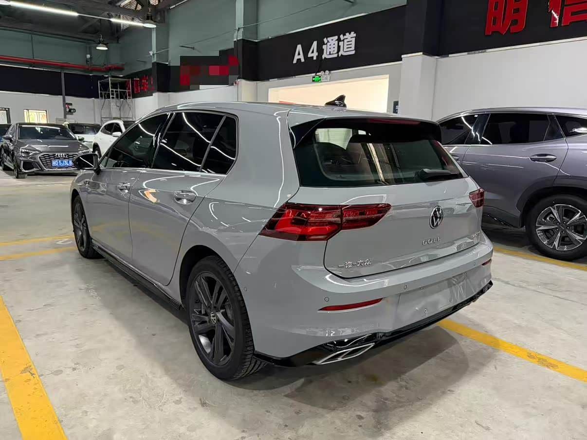 Volkswagen Golf 1.4 л 2024 г. Серебристо-серый, пробег 40000 км