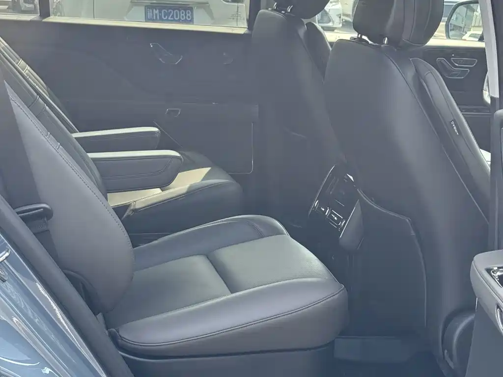 Lincoln Aviator — миниатюра 19