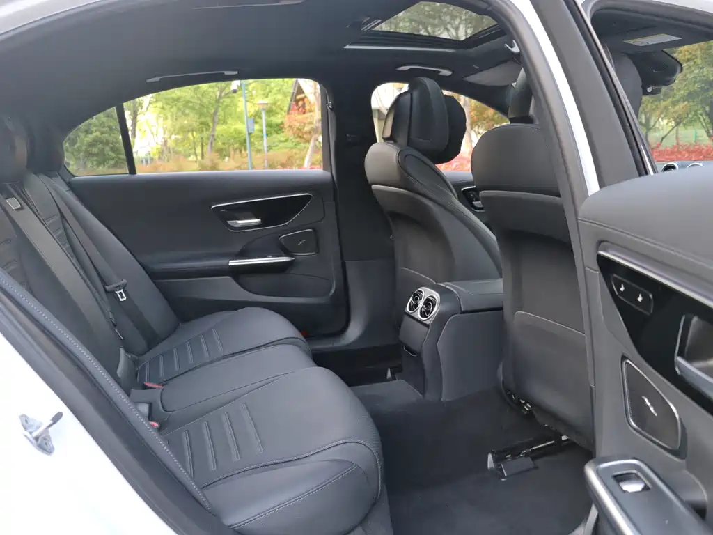 Mercedes-Benz C-Class 2023 — фото 17