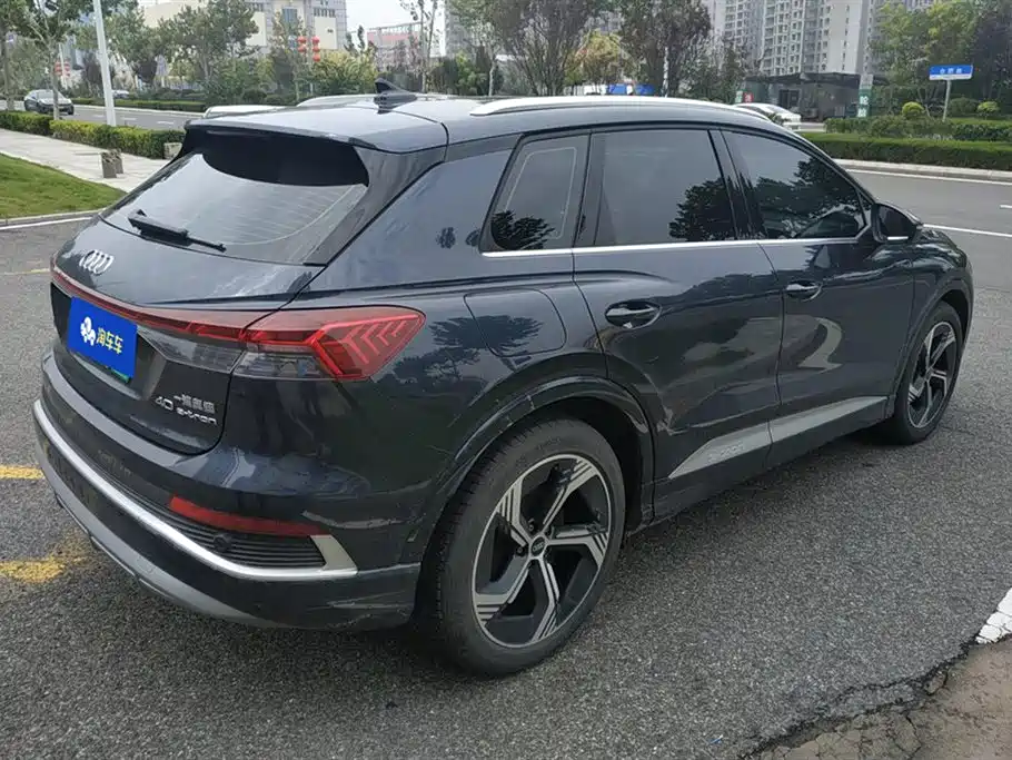 AUDI Q4 E TRON