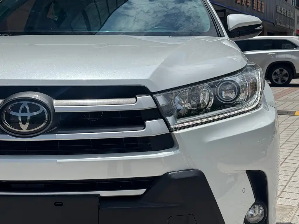 Toyota Highlander 2021 2.0T Luxury 7 мест
