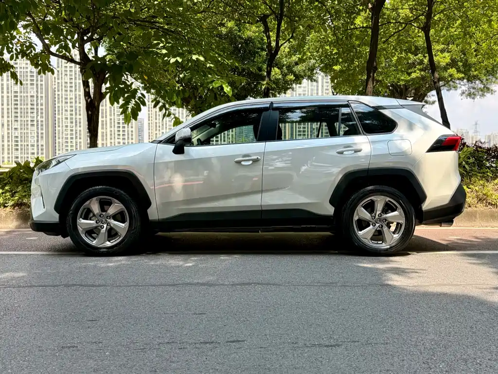 Toyota RAV4 — миниатюра 5