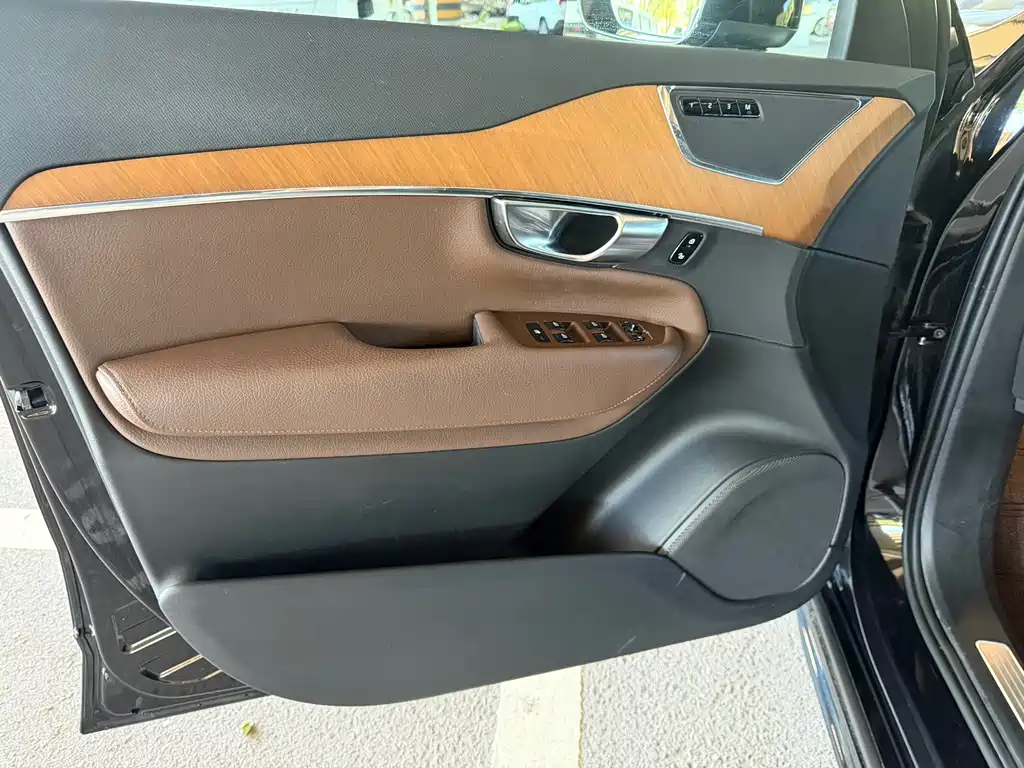 Volvo XC90 — миниатюра 9