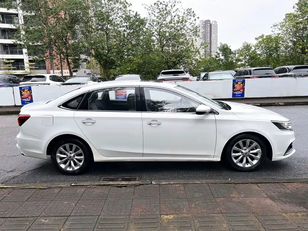 Roewe i6 New Energy — миниатюра 4