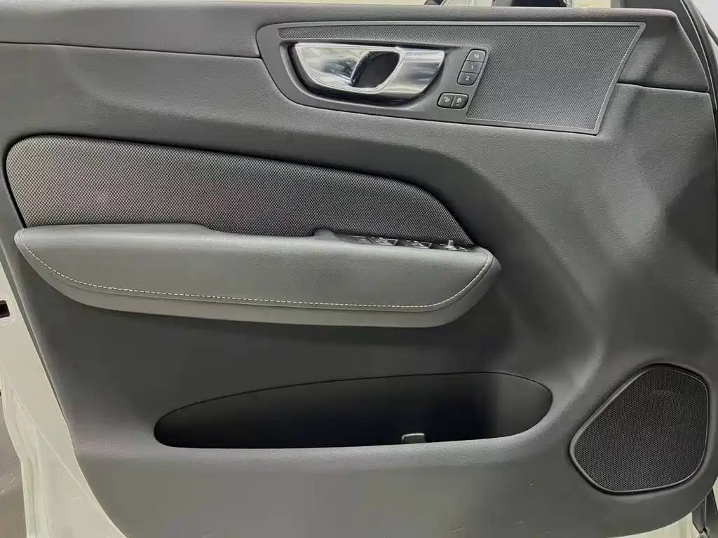 Volvo XC60 PHEV — миниатюра 15