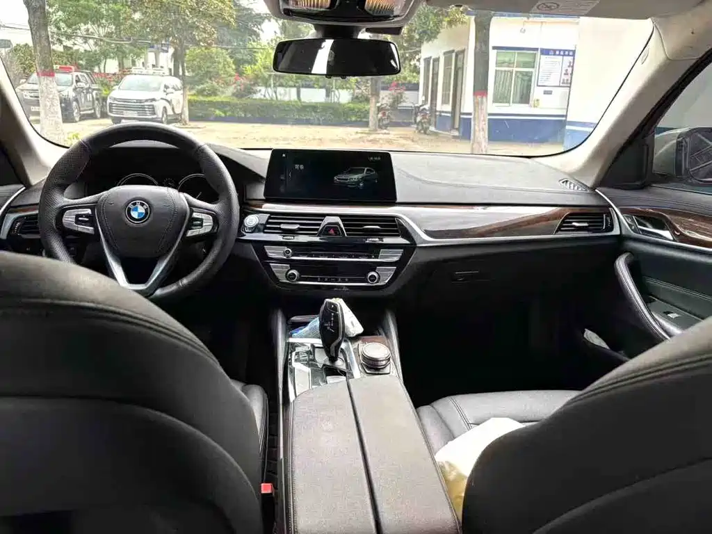 BMW 5 Series — миниатюра 9