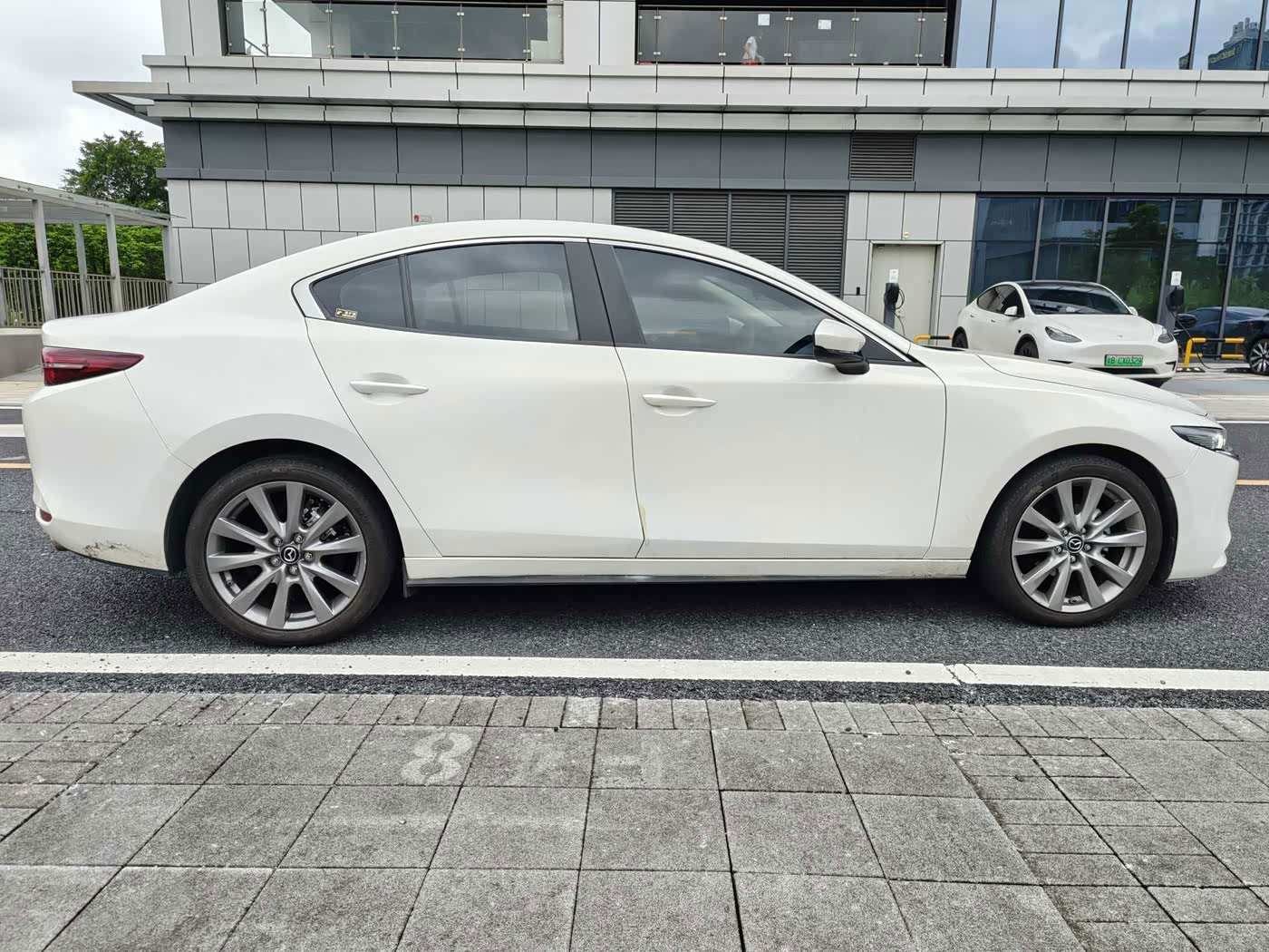 Mazda Mazda3 Axela 2.0 л 2023 г. Белый, пробег 29000 км