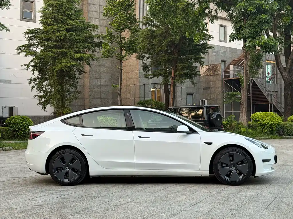 Tesla Model 3 — миниатюра 5