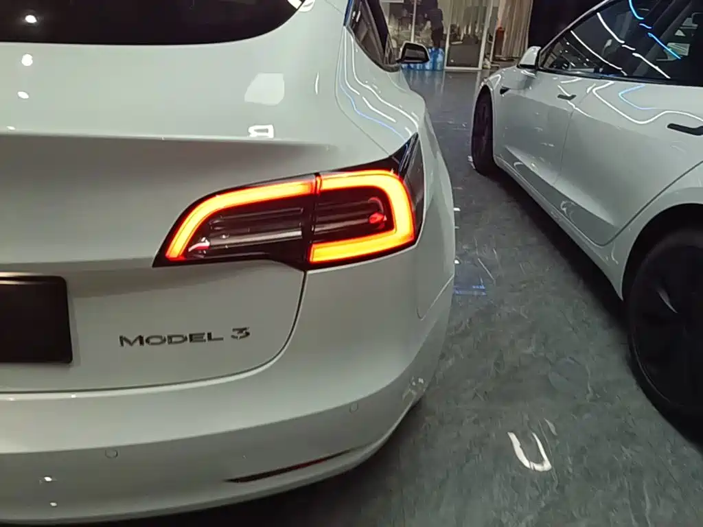 Tesla Model 3 — миниатюра 8