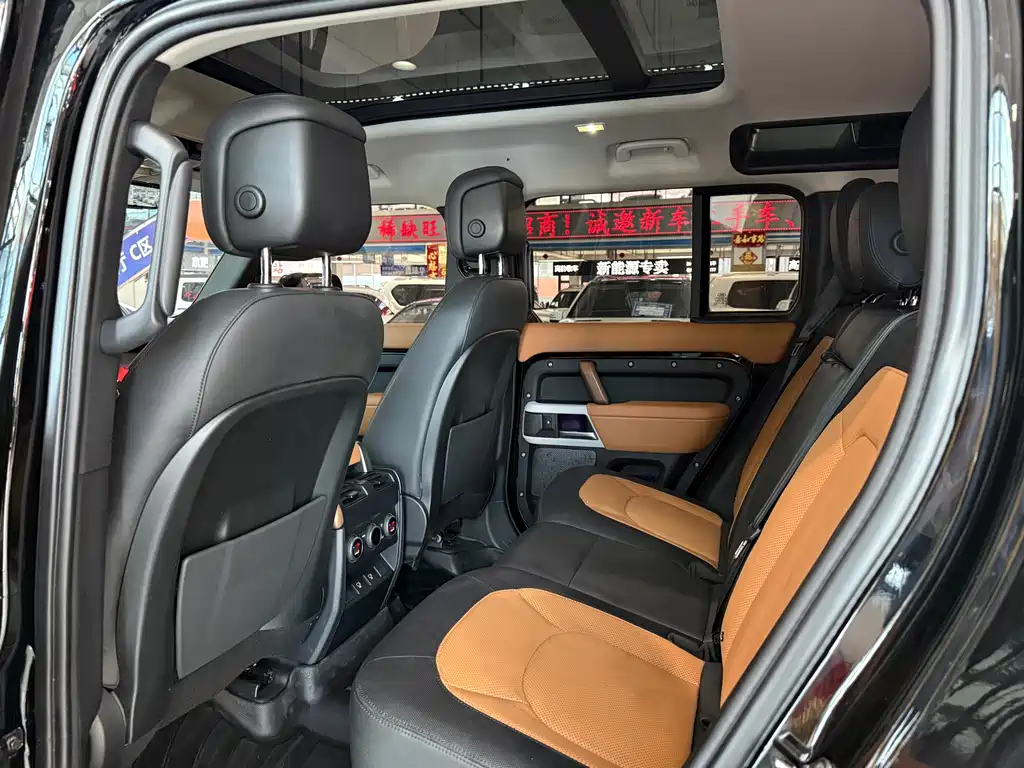 Land Rover Defender 2023 — фото 12