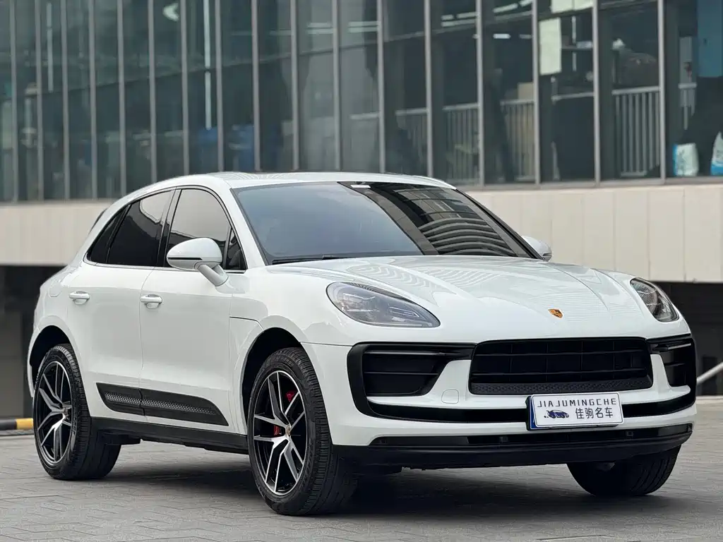 PORSCHE MACAN