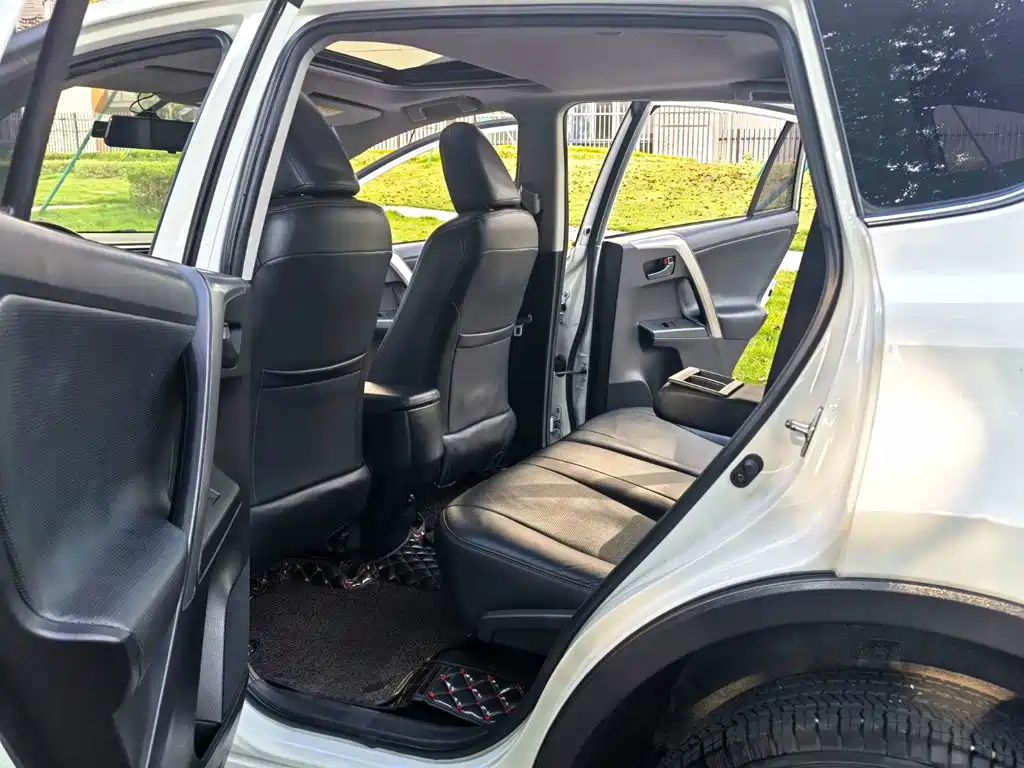 Toyota RAV4 — миниатюра 10