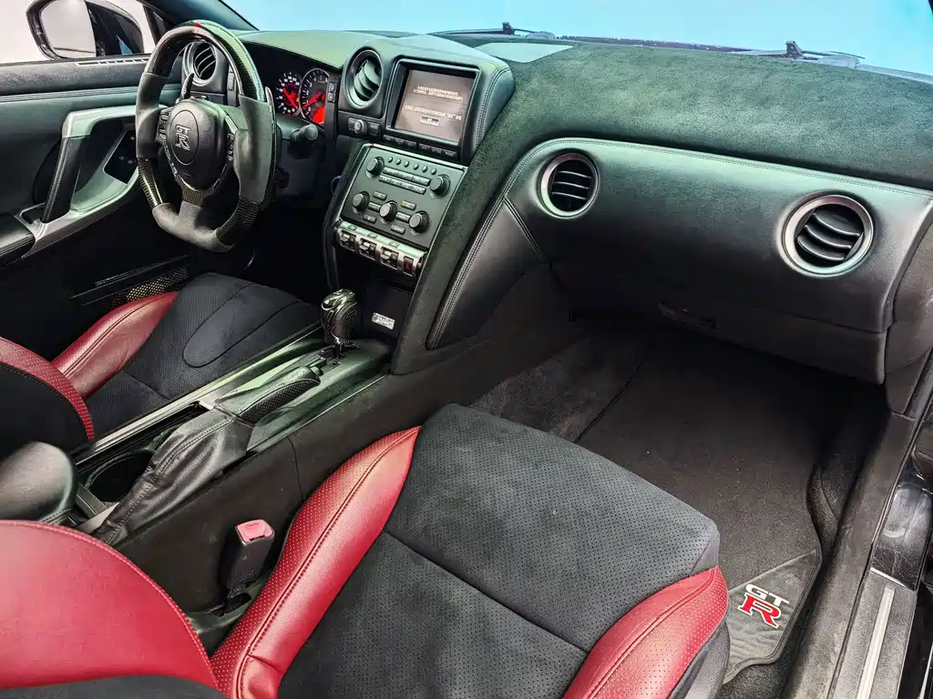 Nissan GT-R — миниатюра 9