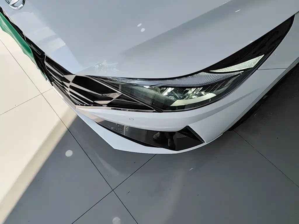 Hyundai Elantra — миниатюра 24