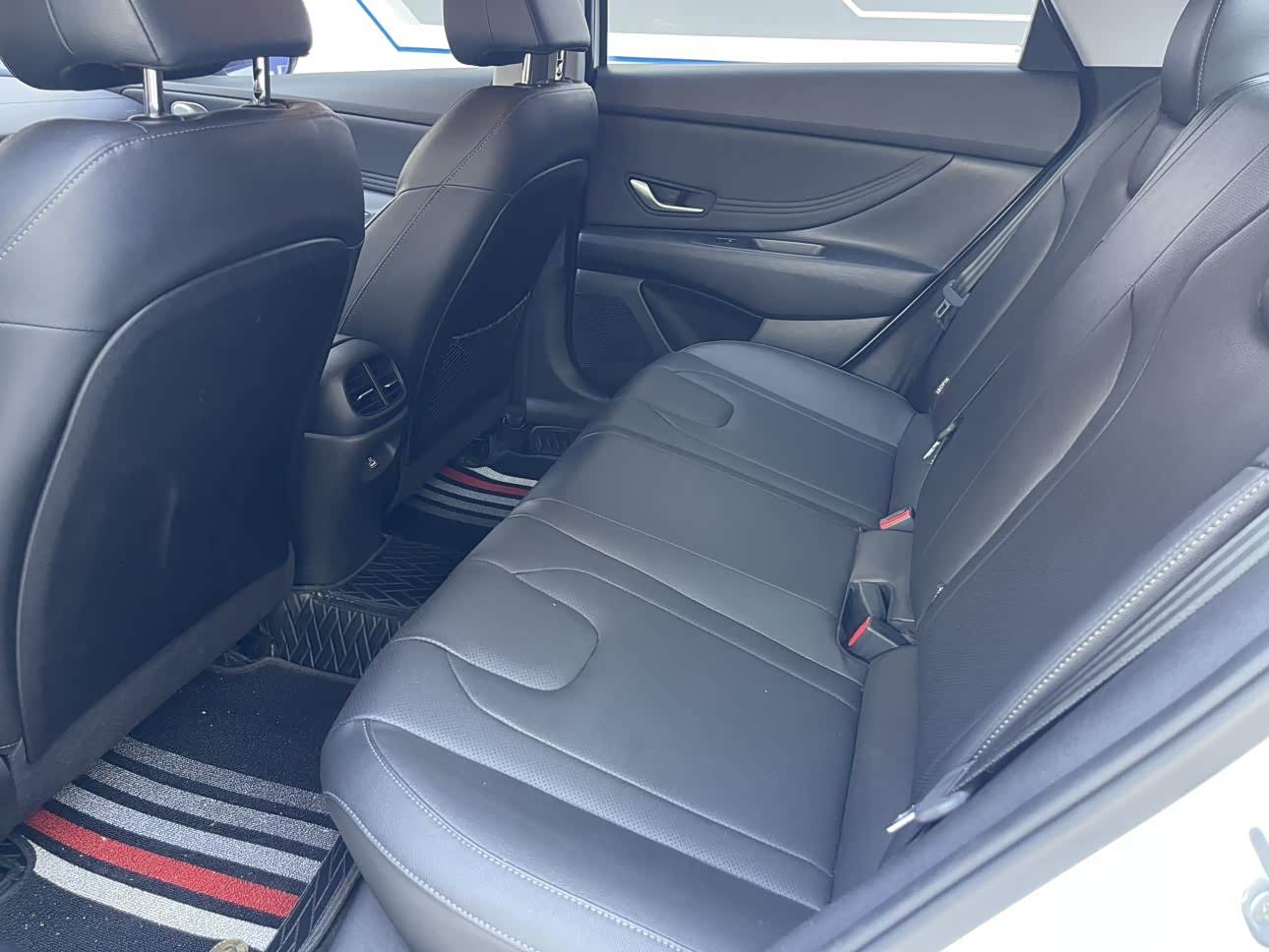 Hyundai Elantra 1.5 л 2023 г. Белый, пробег 45000 км