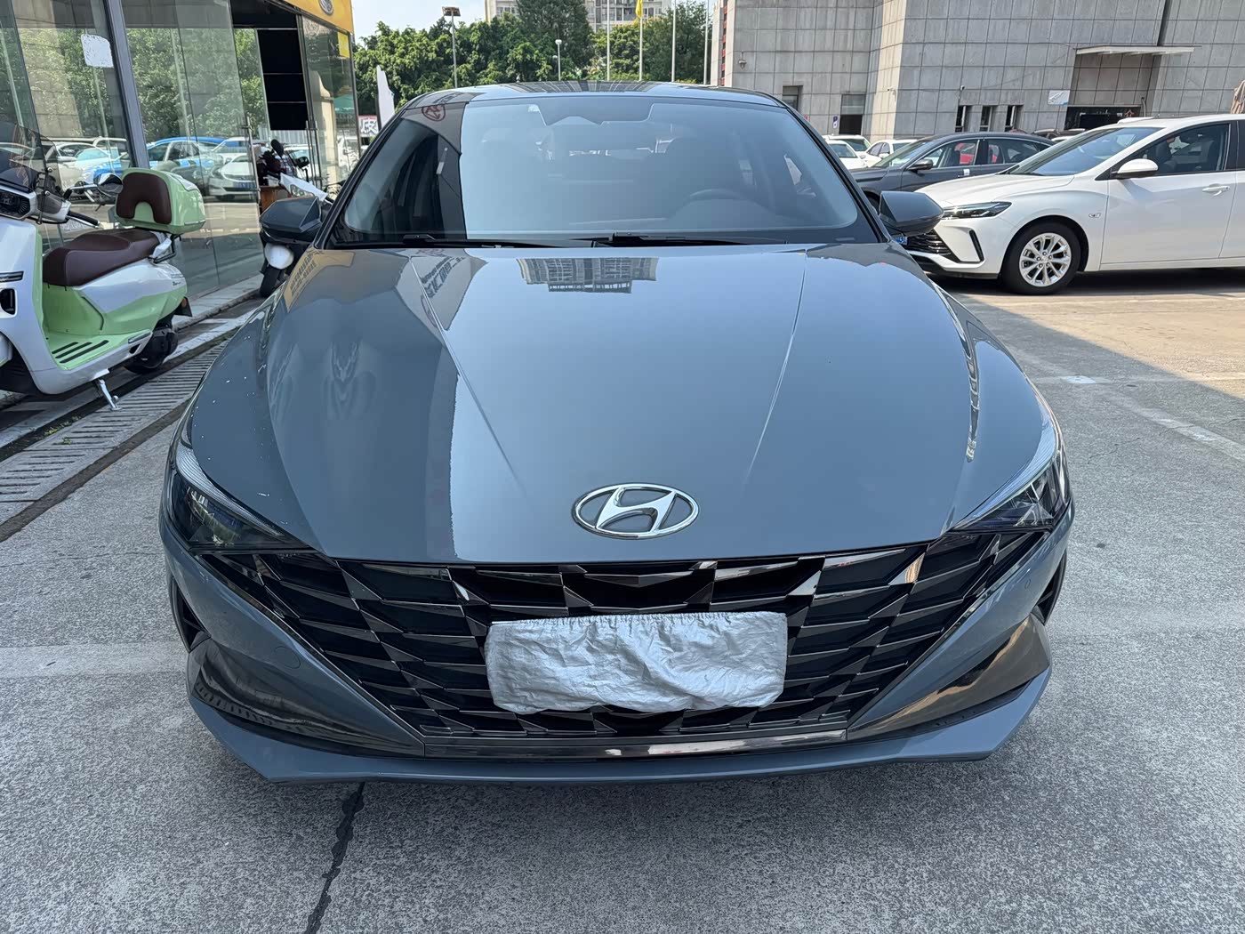 Hyundai Elantra 1.5 л 2021 г. Серебристо-серый, пробег 43000 км