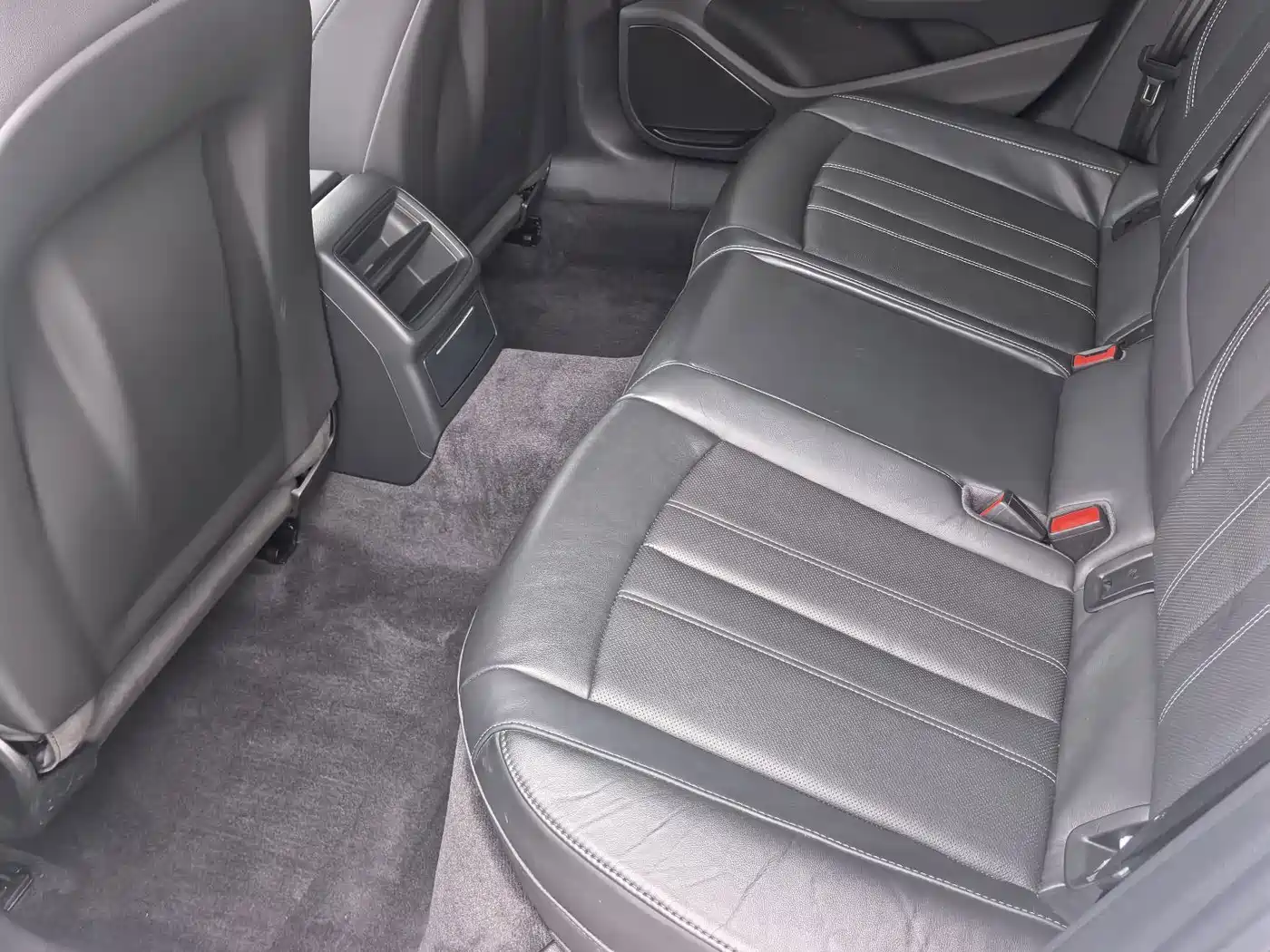 Audi A4L id 4622454 из Китая 10