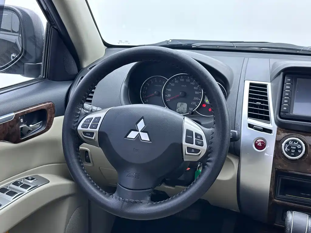 Mitsubishi Pajero Sport — миниатюра 16