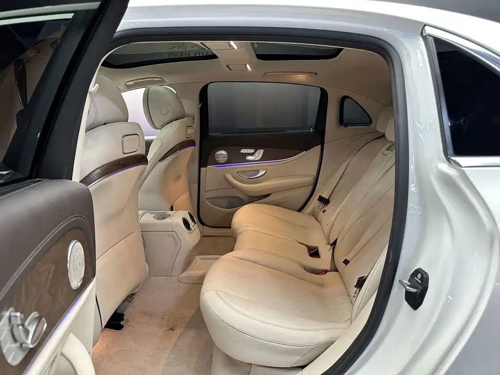 Mercedes-Benz E-Class — миниатюра 6