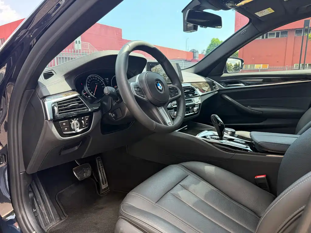 BMW 5 Series — миниатюра 7