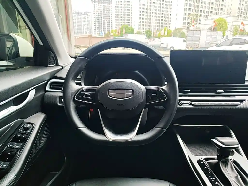 Geely Emgrand 2025 — фото 10