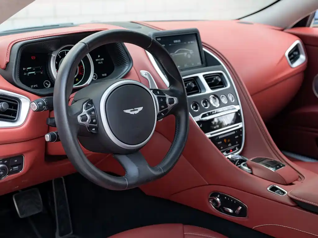 Aston Martin DB11 — миниатюра 9