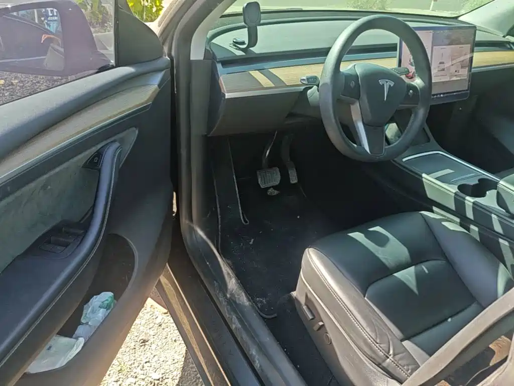 Tesla Model Y — миниатюра 16