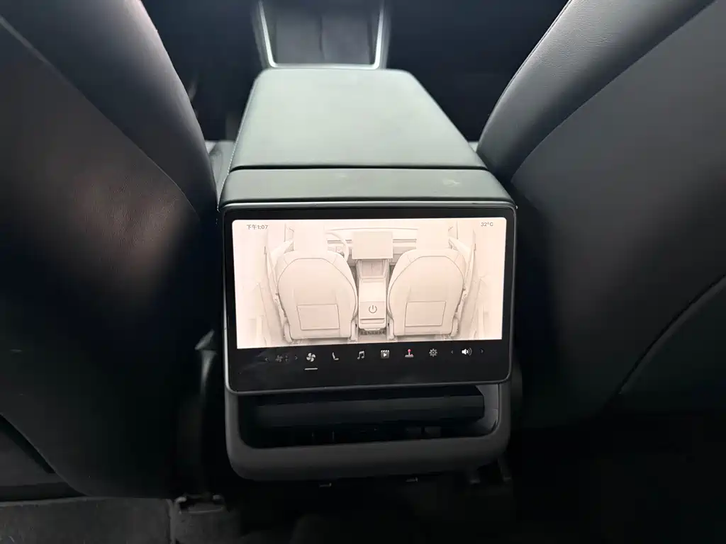 Tesla Model Y — миниатюра 10