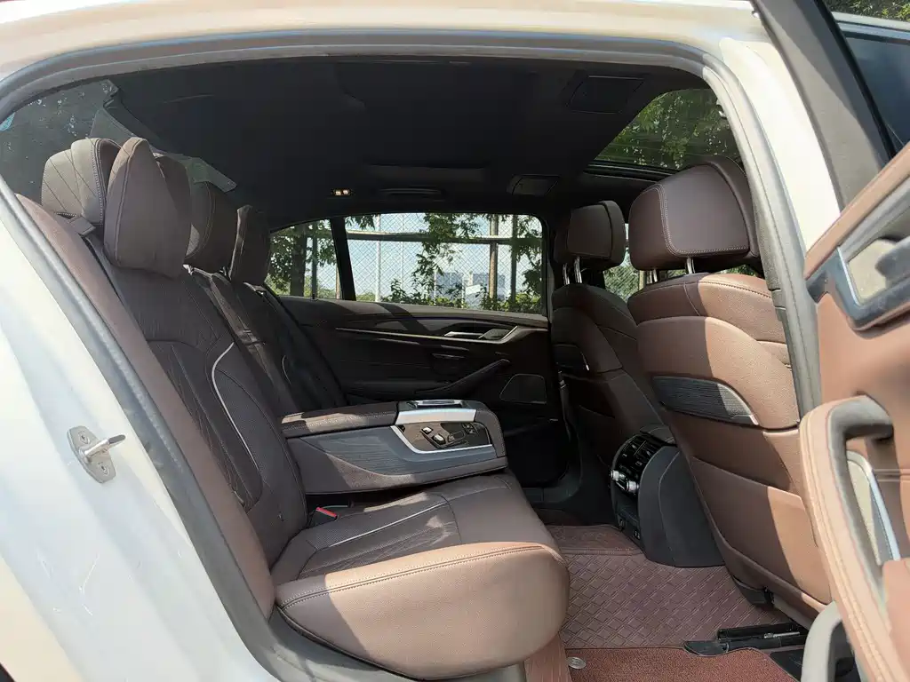 BMW 5 Series — миниатюра 10