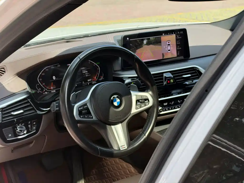 BMW 5 Series — миниатюра 13