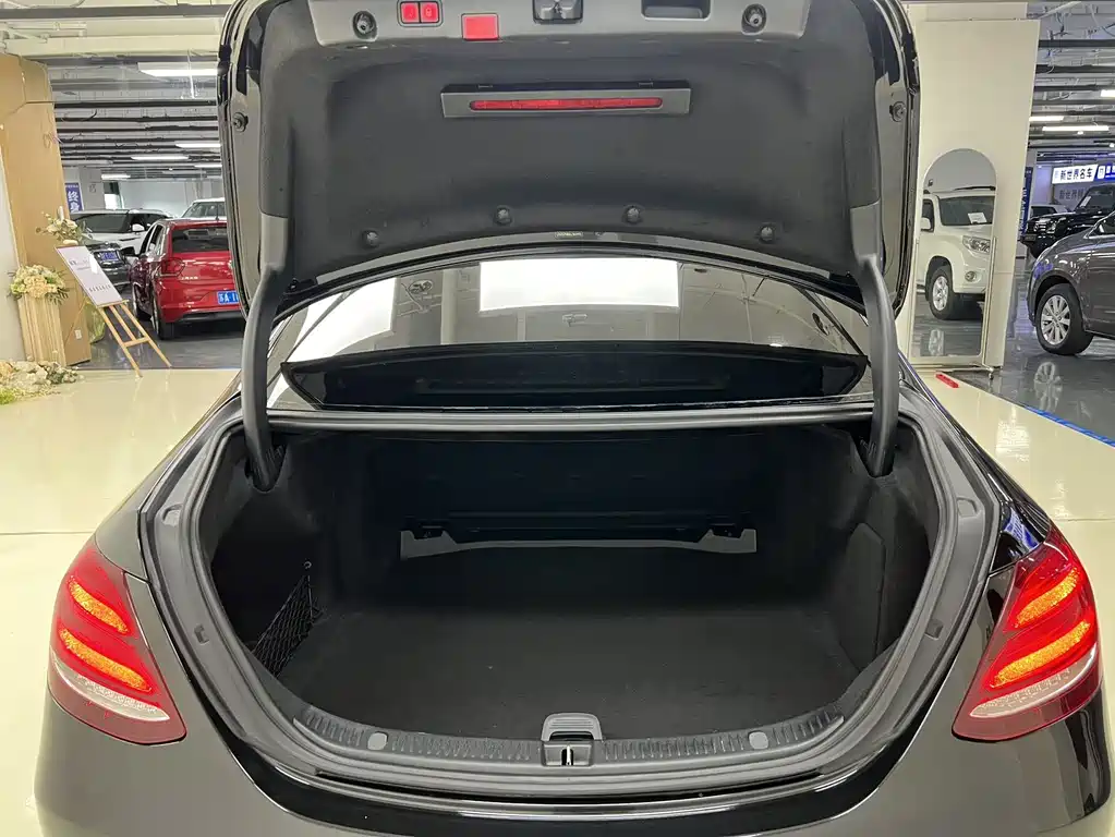 Mercedes-Benz E-Class — миниатюра 6