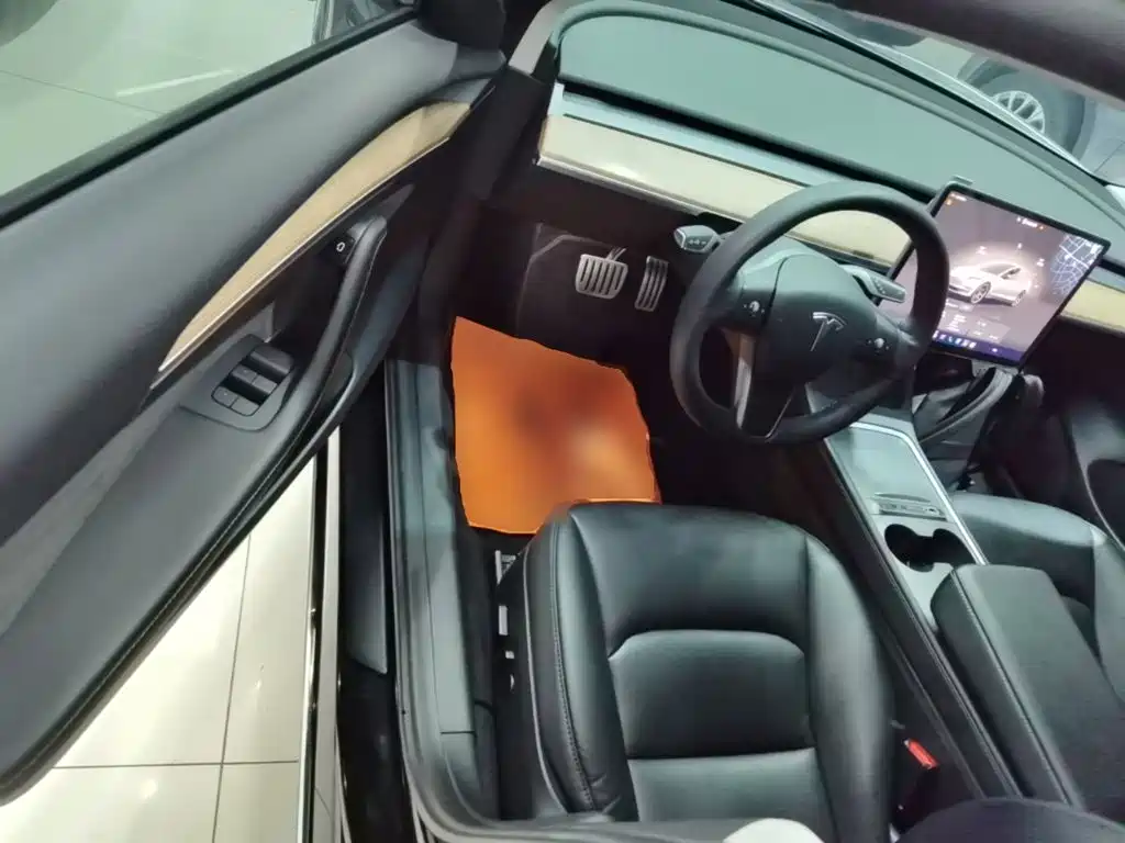 Tesla Model 3 — миниатюра 16