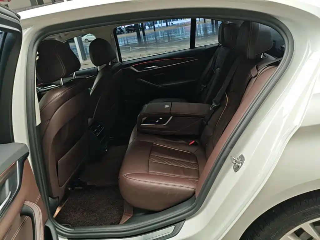 BMW 5 Series — миниатюра 17