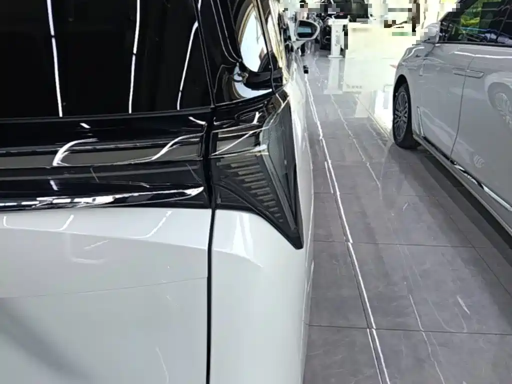 Buick GL8 Hybrid — миниатюра 8