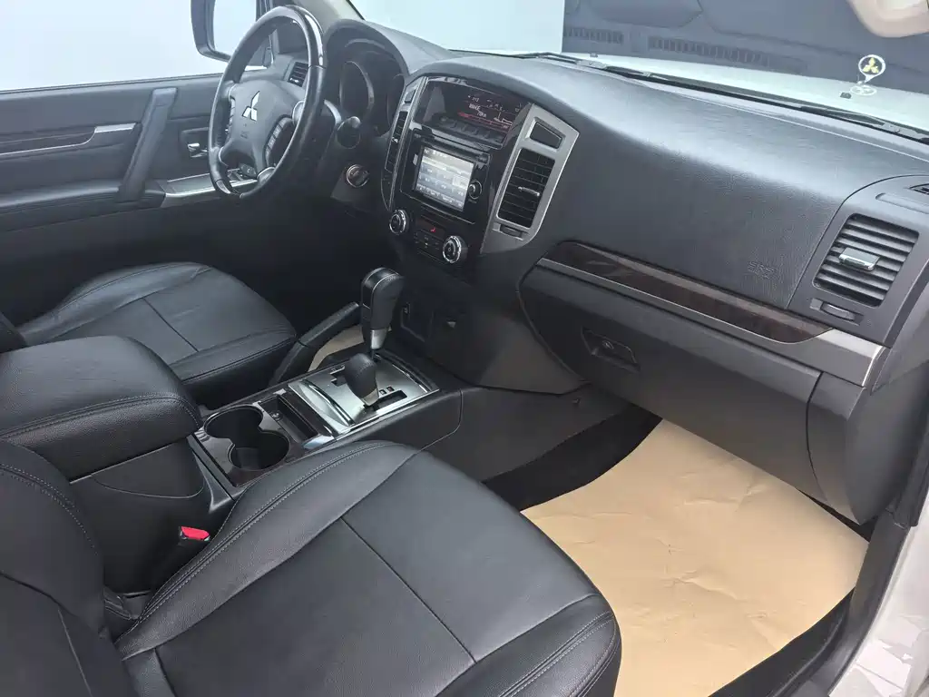 Mitsubishi Pajero (Import) — миниатюра 12