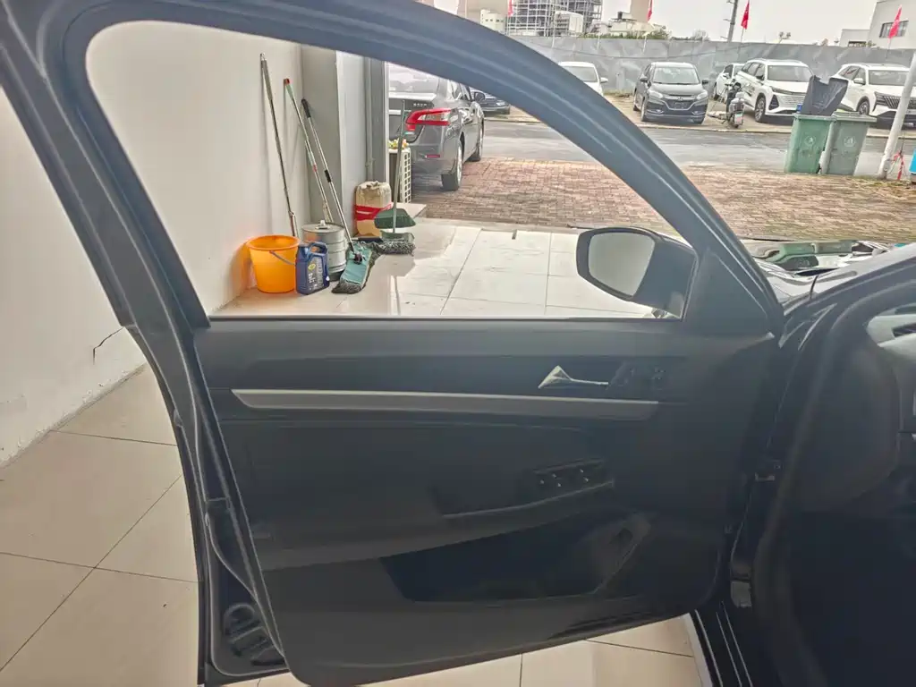 Volkswagen Lavida — миниатюра 4
