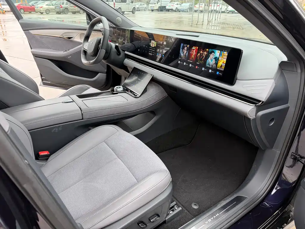 VOYAH LANTU CHASING LIGHT