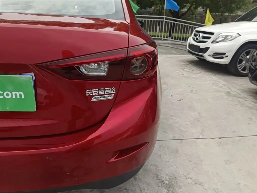 Mazda Mazda3 3 2017 1.5L AT Luxury V