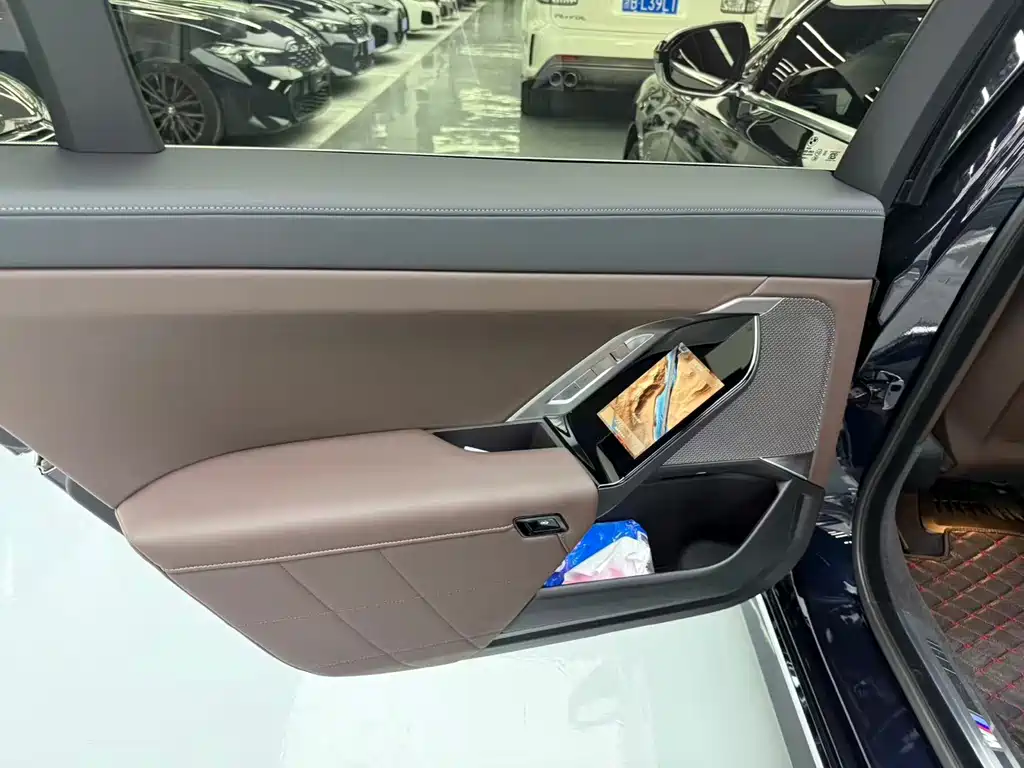 BMW 7 Series — миниатюра 13