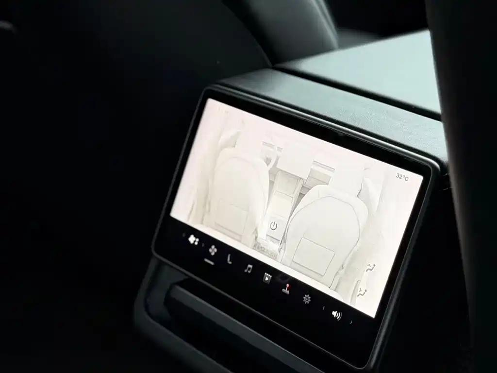 Tesla Model 3 — миниатюра 9