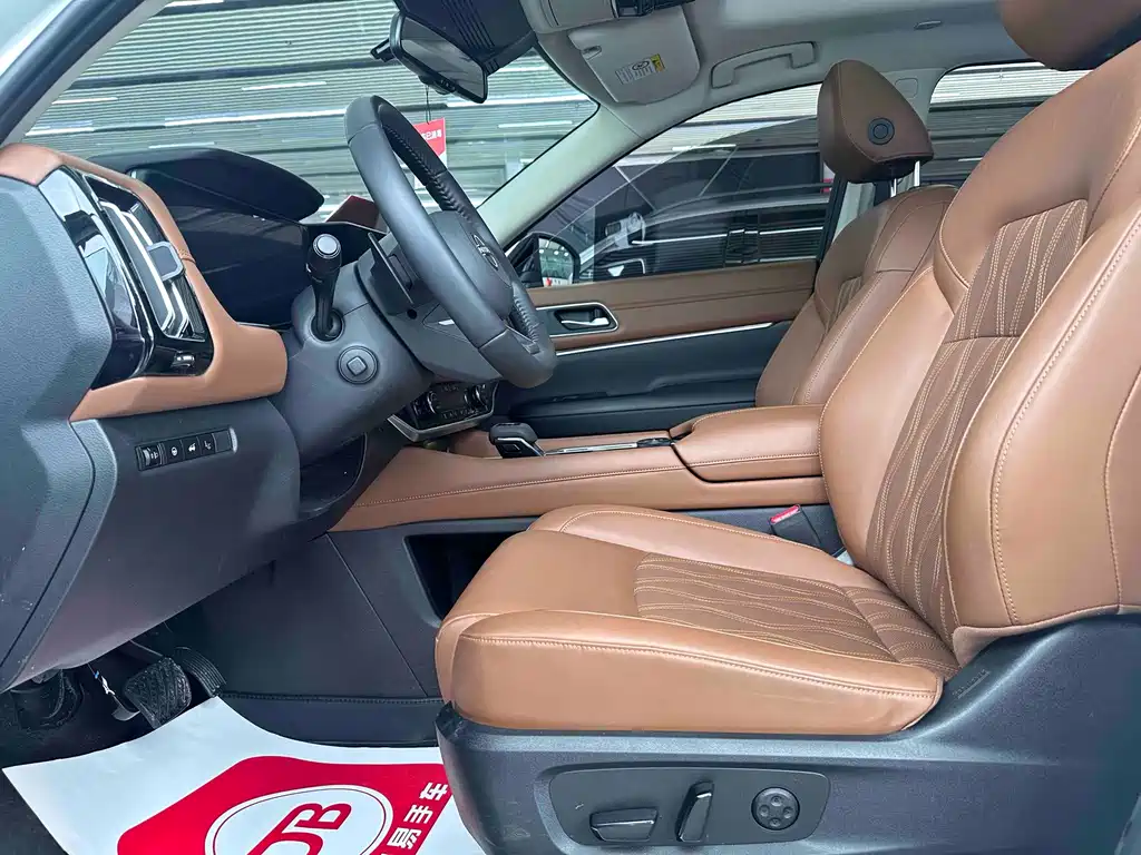 NISSAN EXPLORING THE LAND