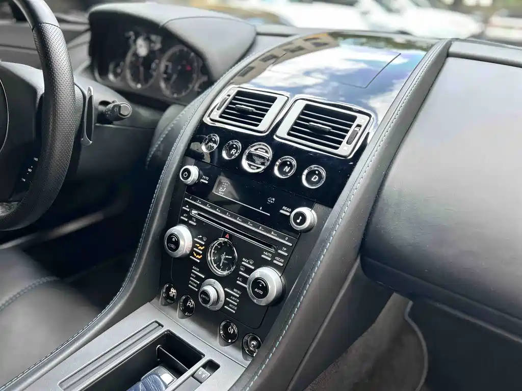 Aston Martin V8 Vantage — миниатюра 17
