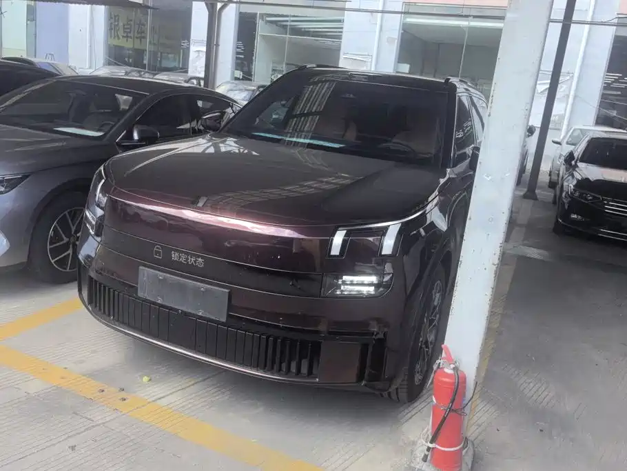 Lynk & Co 900