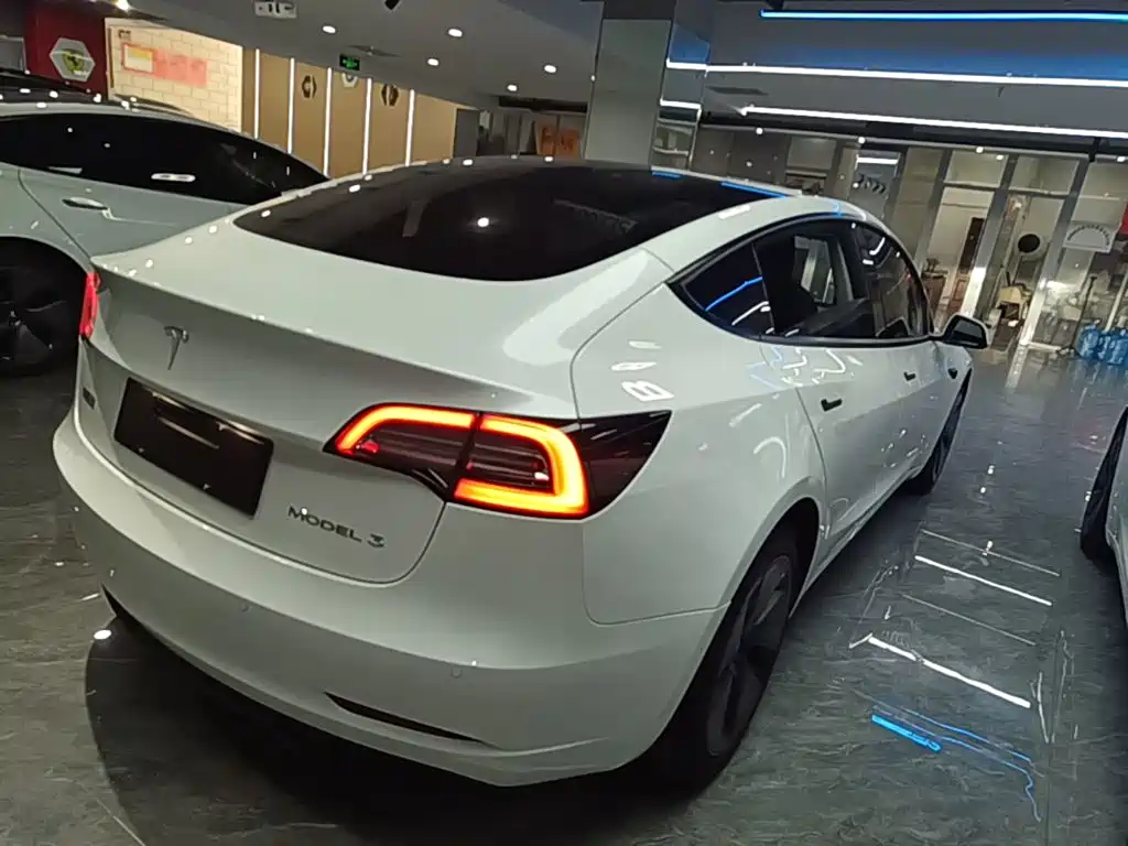 Tesla Model 3 — миниатюра 7