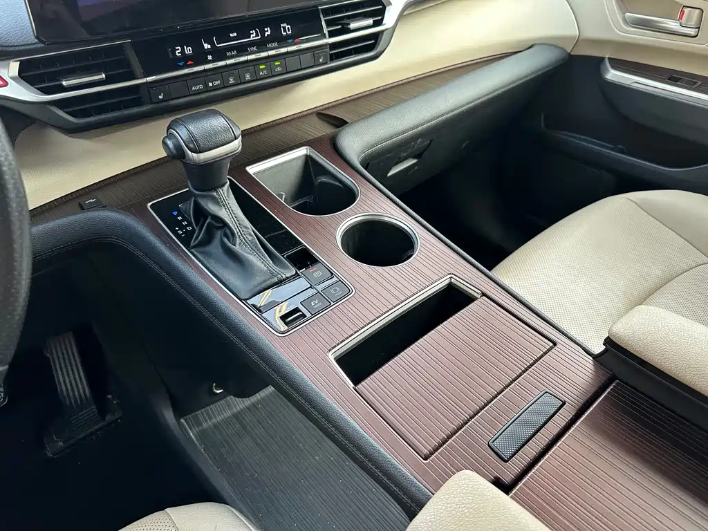 Toyota Granvia — миниатюра 8