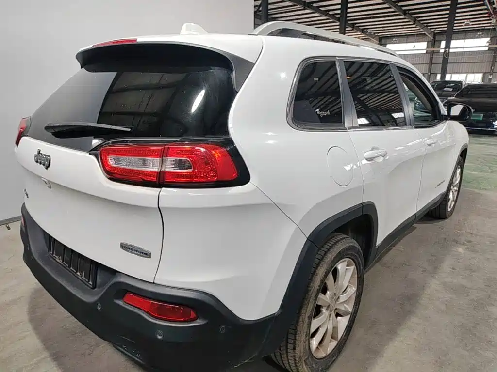Jeep Cherokee (Import) — миниатюра 7